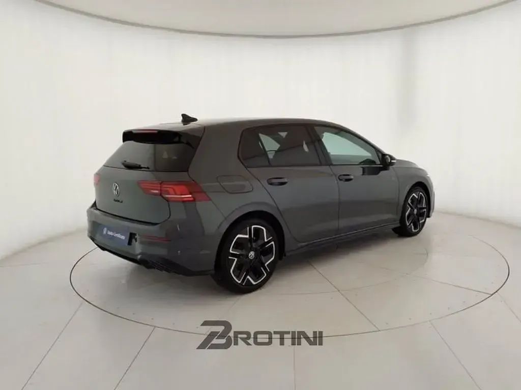 Nuova VW Golf VIII R-line Plus 116 CV (85 kW) 2026 Grigio metallizzato Berlina