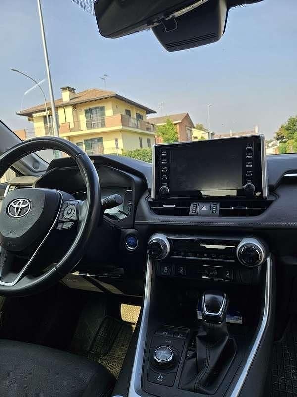 Usata Toyota RAV4 Hybrid Lounge 190 CV (139 kW) 2022 Argento SUV