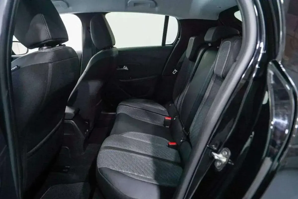 Usata Peugeot 208 Allure 101 CV (74 kW) 2025 Vari colori Utilitaria