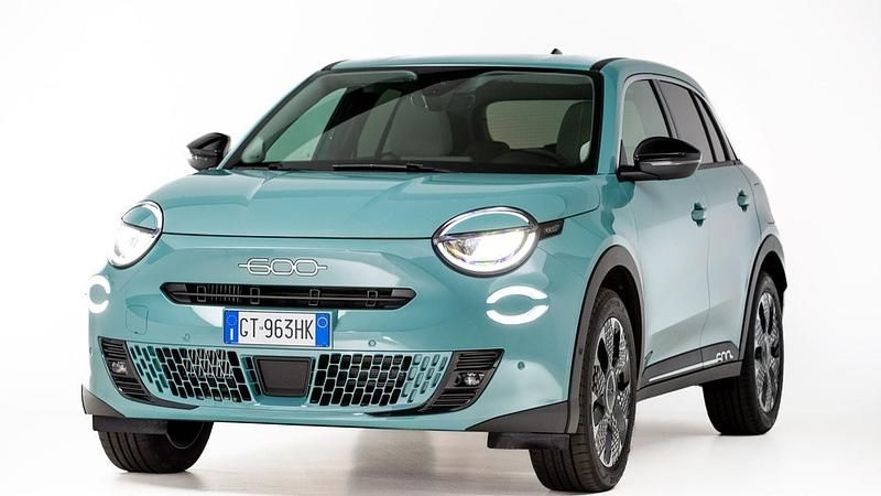 Nuova Fiat 600 Icon 101 CV (74 kW) 2025 Rosso passione SUV
