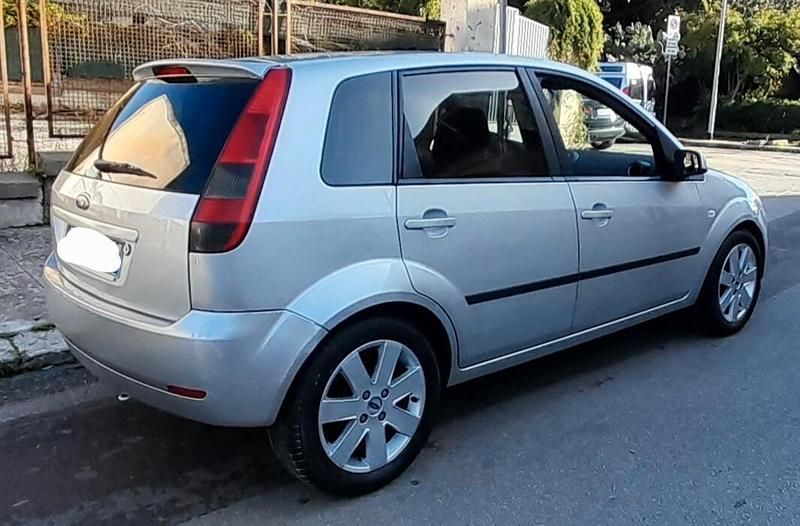 Usata Ford Fiesta Ghia 80 CV (58 kW) 2005 Argento Utilitaria