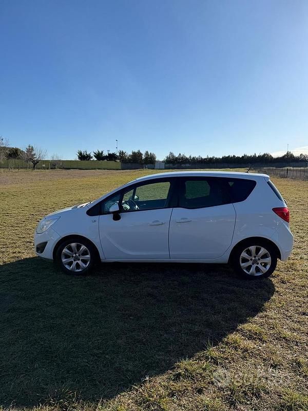 Usata Opel Meriva 95 CV (69 kW) 2011 Bianco Monovolume