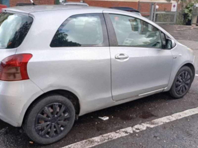 Usata Toyota Yaris Sol 90 CV (66 kW) 2007 Grigio Utilitaria