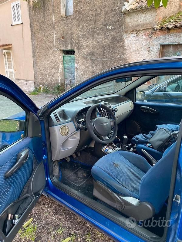 Usata Fiat Punto 80 CV (58 kW) 2000 Blu Utilitaria