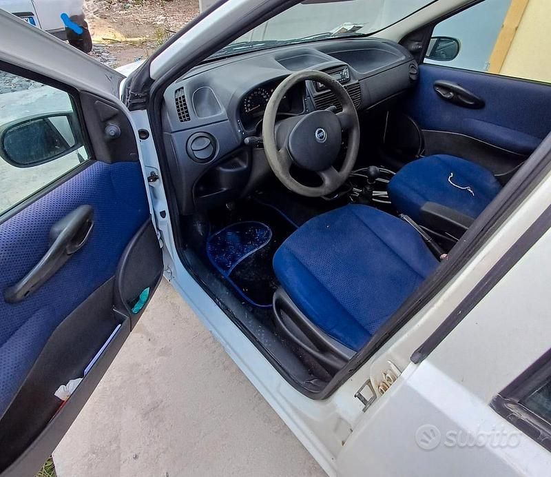 Usata Fiat Punto 80 CV (58 kW) 2005 Bianco Utilitaria