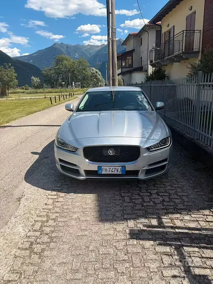 Usata Jaguar XE Portfolio 180 CV (132 kW) 2017 Grigio Berlina