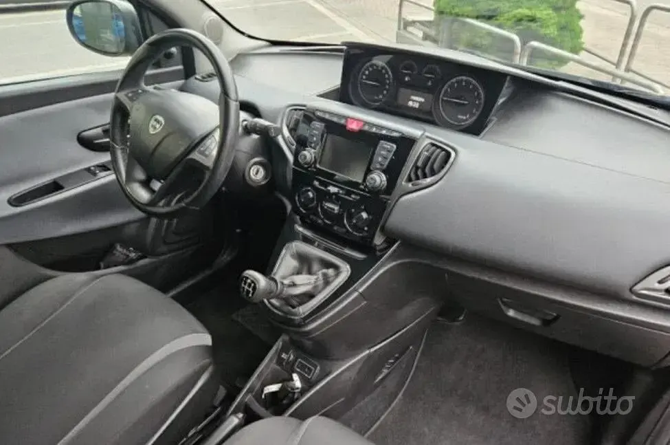 Usata Lancia Ypsilon 69 CV (50 kW) 2016 Bluazzurro Utilitaria