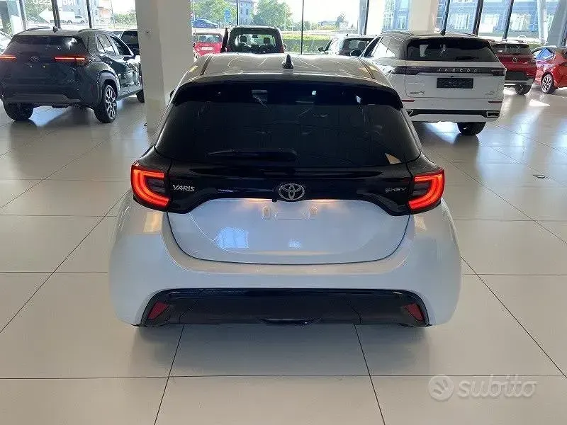 Nuova Toyota Yaris Hybrid Lounge 2026 Bianco Berlina