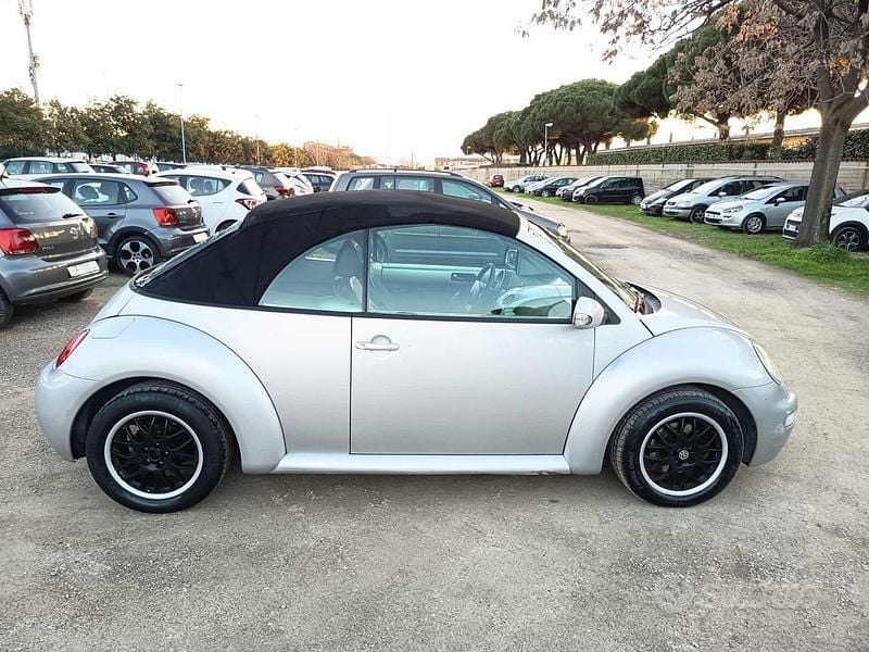 Usata VW New Beetle 101 CV (74 kW) 2003 Grigio scuro Utilitaria