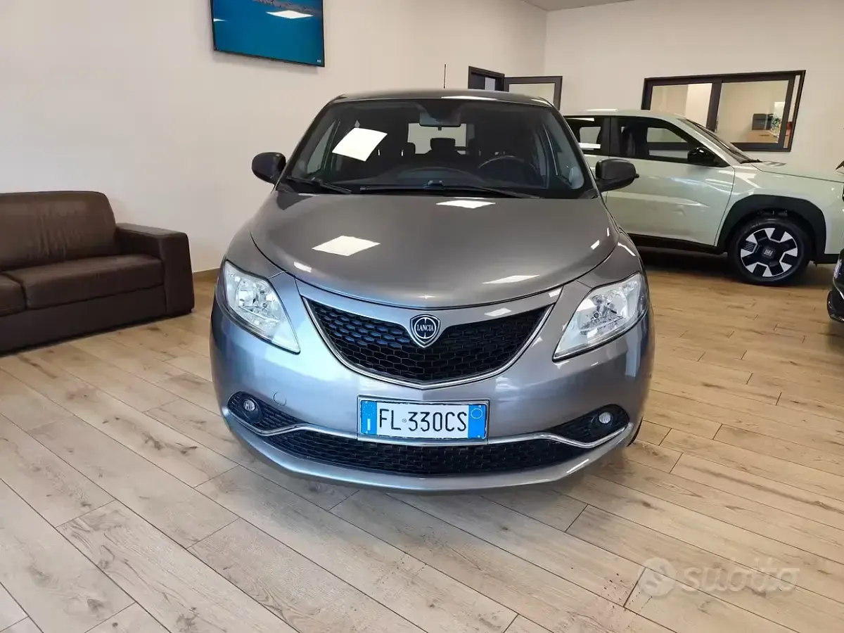 Usata Lancia Ypsilon Silver 69 CV (50 kW) 2017 Grigio Utilitaria