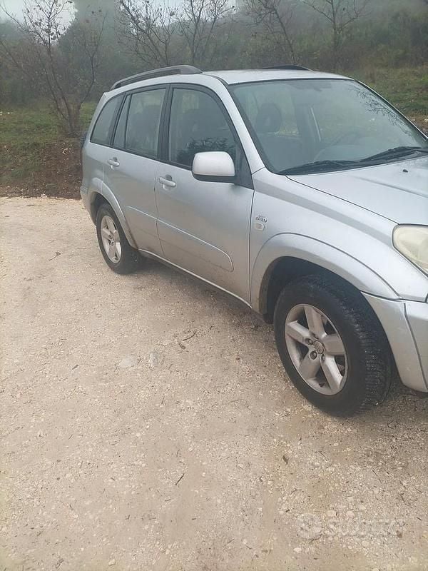 Usata Toyota RAV4 116 CV (85 kW) 2005 Grigio SUV