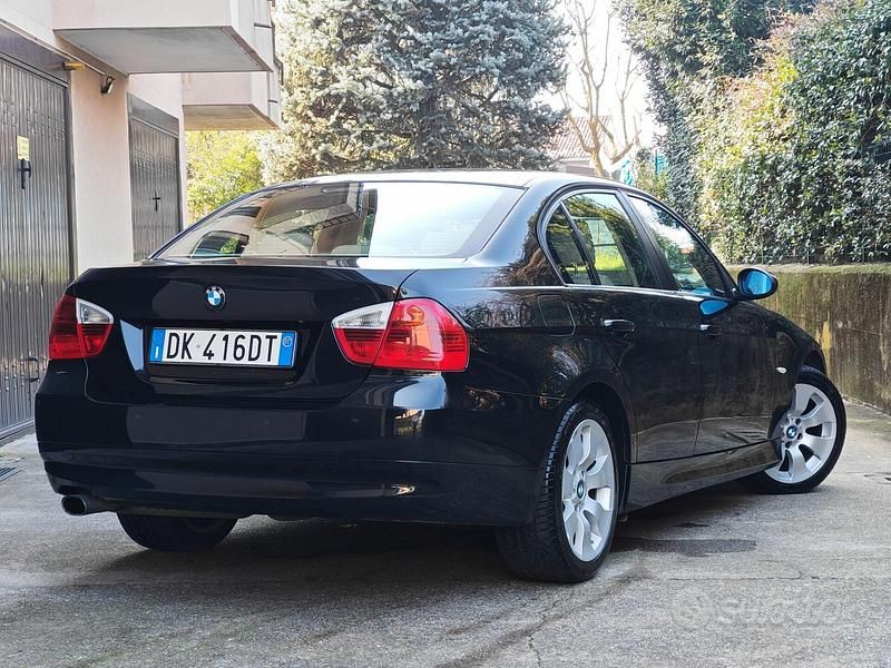 Usata BMW 318 143 CV (105 kW) 2007 Nero Berlina