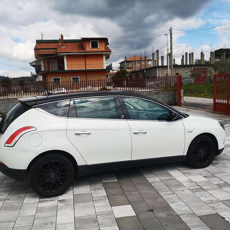 Usata Lancia Delta 120 CV (88 kW) 2009 Utilitaria