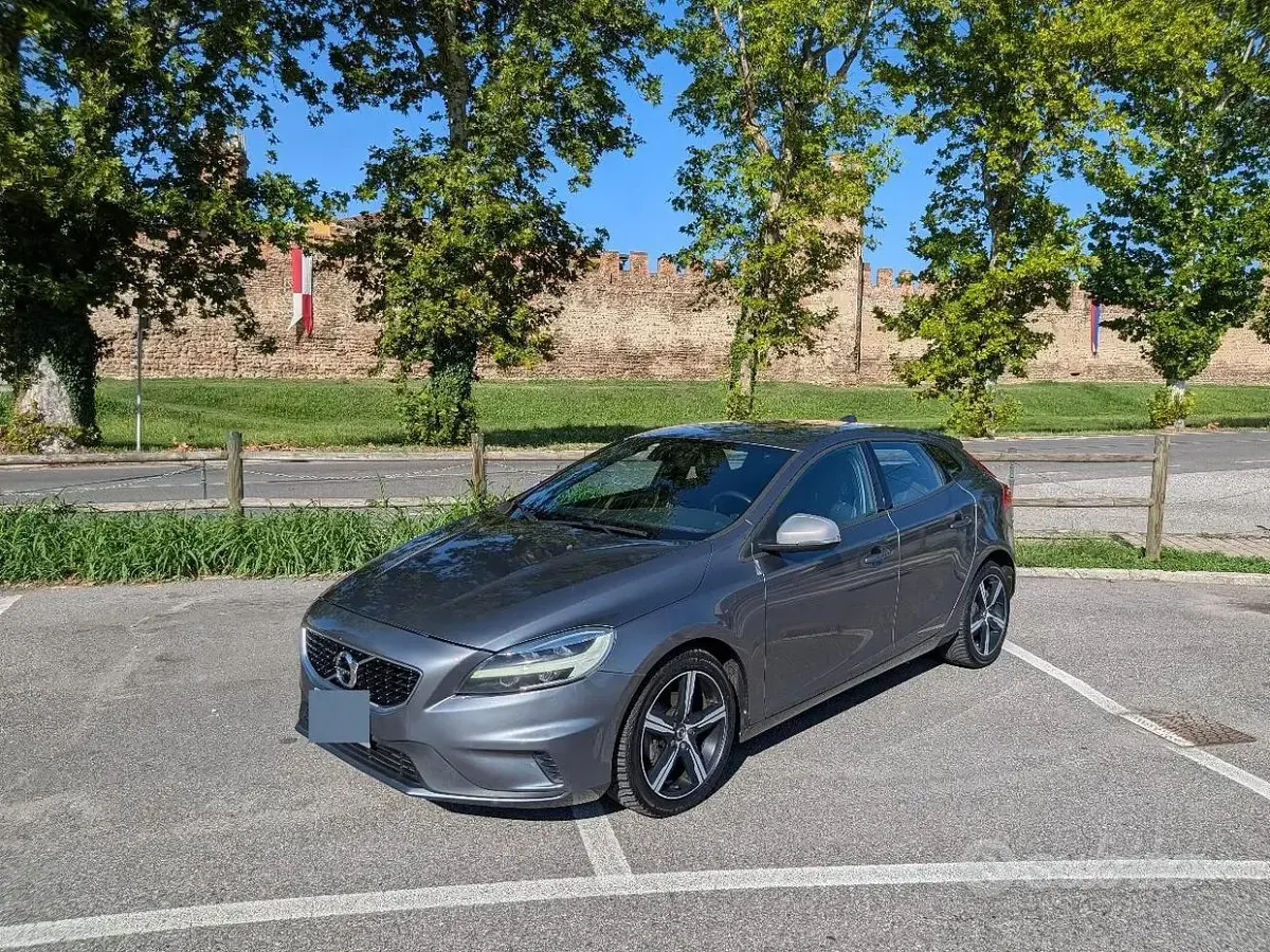 Usata Volvo V40 R-Design 120 CV (88 kW) 2017 Grigio Berlina
