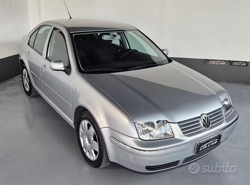 Usado VW Bora Highline 105 CV (77 kW) 2000 Gris Berlina