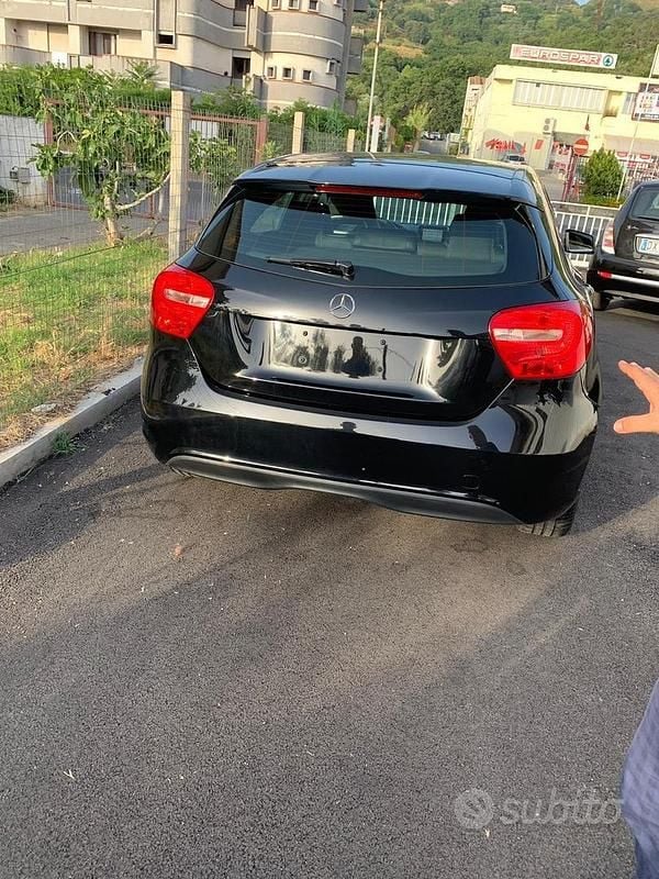 Usata Mercedes A180 109 CV (80 kW) 2014 Nero Utilitaria