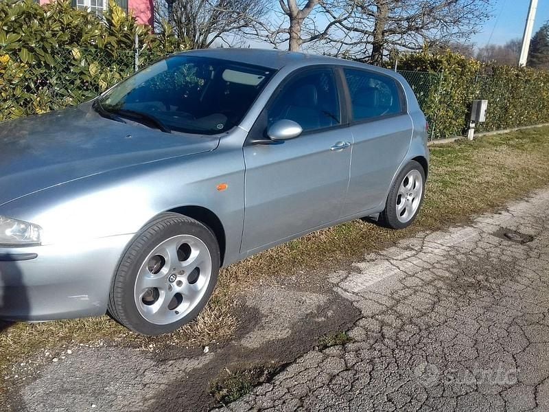 Usata Alfa Romeo 147 150 CV (110 kW) 2001 Grigio Utilitaria