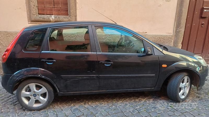 Usata Ford Fiesta 73 CV (53 kW) 2006 Nero Utilitaria