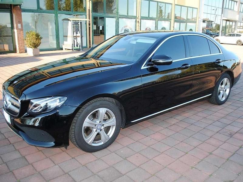 Nero Usata 2017 Mercedes E200 Exclusive Tre volumi | 22.250 € (Molto cara) - Immagine 1/4
