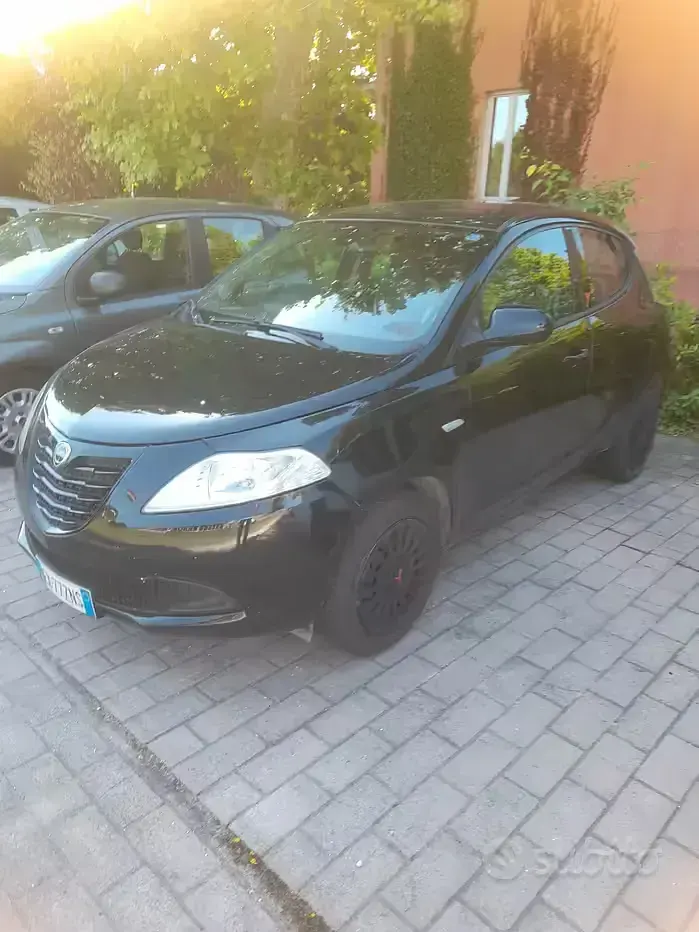 Usata Lancia Ypsilon 80 CV (58 kW) 2015 Nero Utilitaria