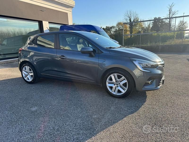 Begagnad Renault Clio V Business 91 HK (66 kW) 2022 Grå Halvkombi