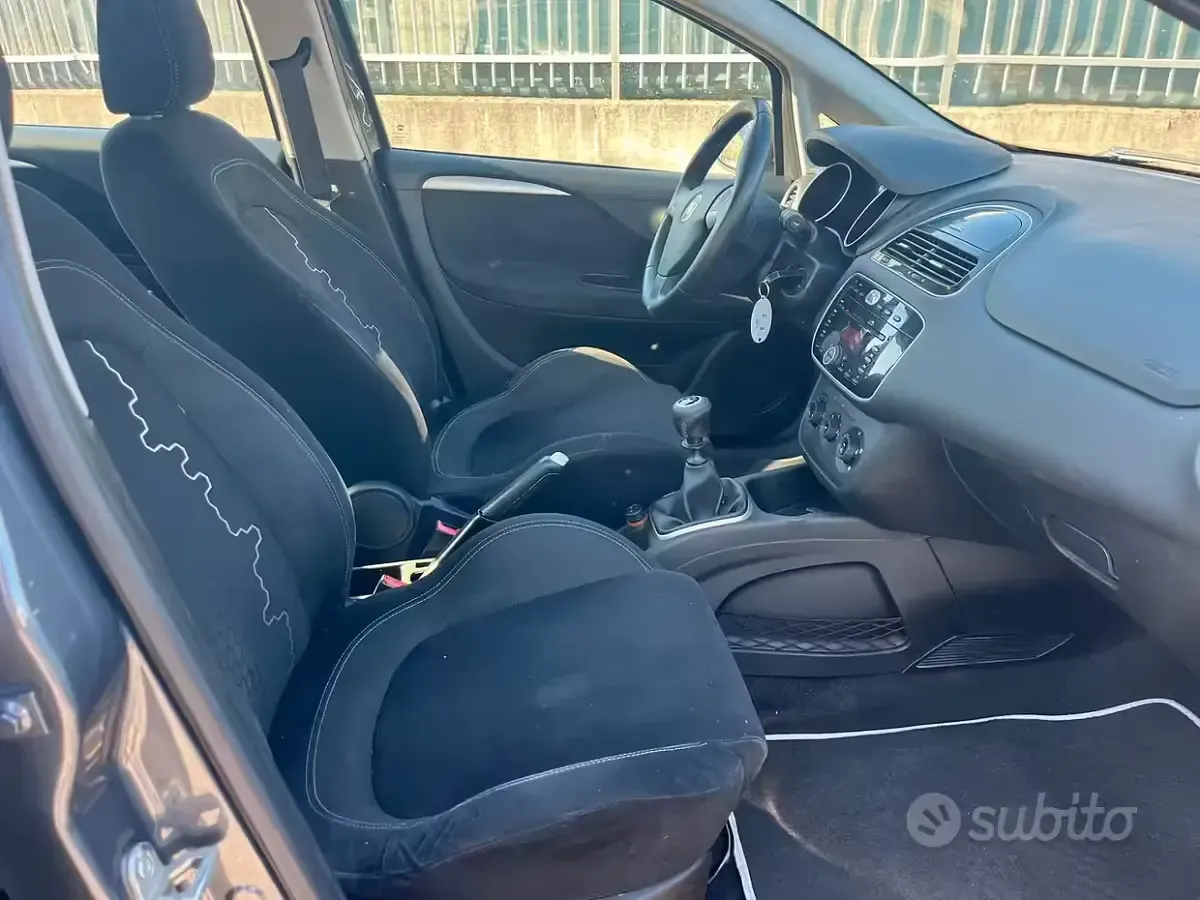 Usata Fiat Punto Lounge 69 CV (50 kW) 2014 Grigio Utilitaria
