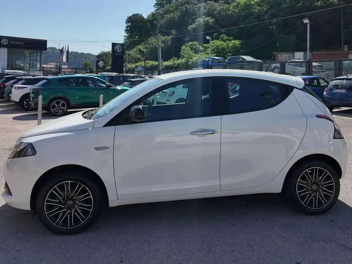 Usata Lancia Ypsilon Gold 69 CV (50 kW) 2023 Bianco Utilitaria