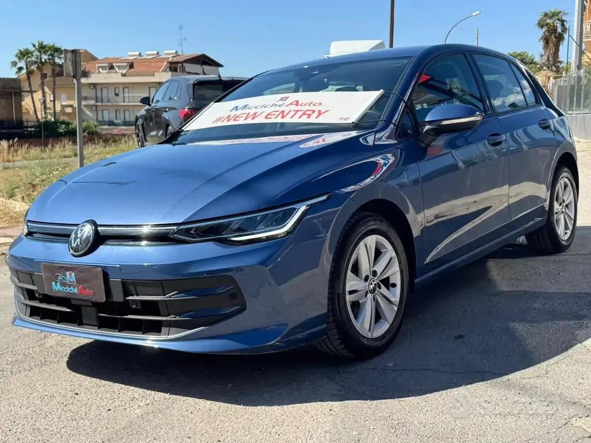 Usata VW Golf VIII Life 116 CV (85 kW) 2025 Blu Berlina