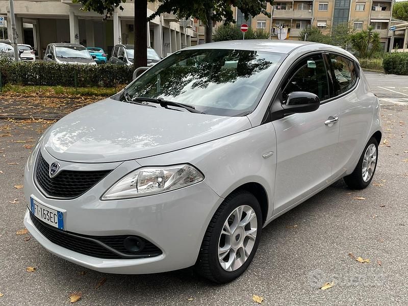 Usata Lancia Ypsilon Gold 69 CV (50 kW) 2019 Grigio Utilitaria