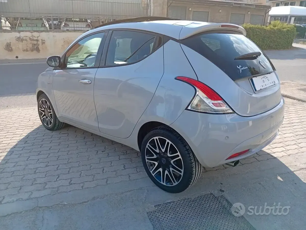 Usata Lancia Ypsilon Platinum 69 CV (50 kW) 2016 Grigio Utilitaria