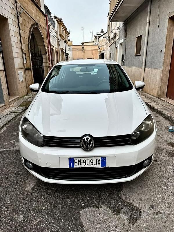 Bianco Usata 2012 VW Golf VI Tre volumi | 5000 € (Buon prezzo) - Immagine 1/4