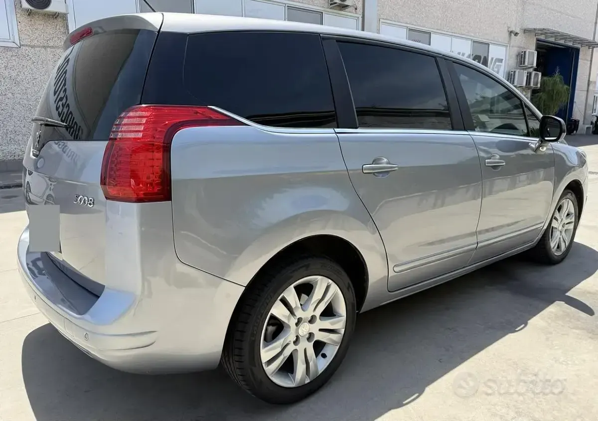 Usata Peugeot 5008 120 CV (88 kW) 2015 Grigio Monovolume