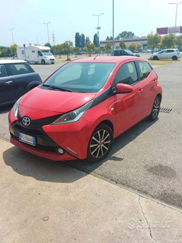 Usata Toyota Aygo 69 CV (50 kW) 2016 Rosso Utilitaria
