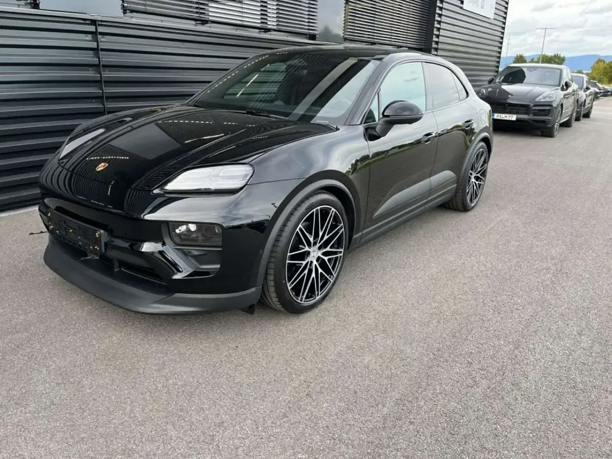 Usata Porsche Macan 4 Electric Sport 300 kW (408 CV) 2025 Nero SUV