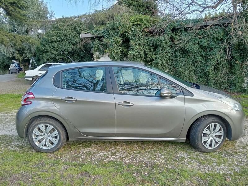 Grigio Usata 2013 Peugeot 208 Active Due volumi | 3500 € (Super prezzo) - Immagine 1/4