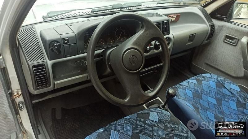 Usata Opel Corsa 54 CV (39 kW) 1990 Grigio Berlina