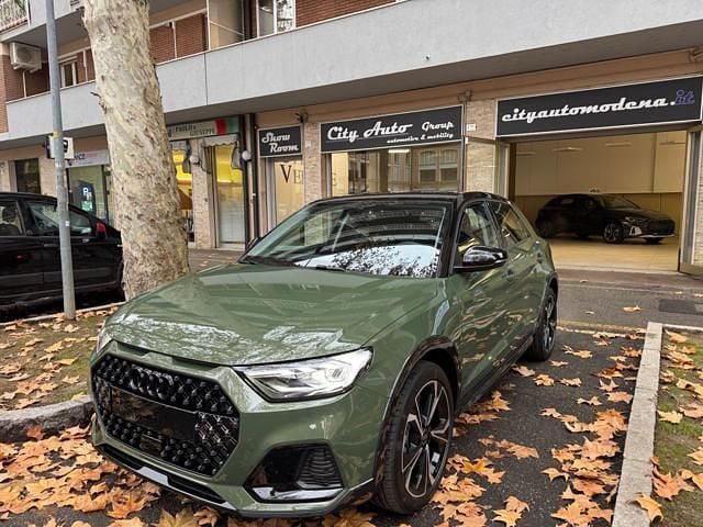 Verde metallizzato Nuova 2025 Audi A1 Ambiente Tre volumi | 31.500 € (Buon prezzo) - Immagine 1/4
