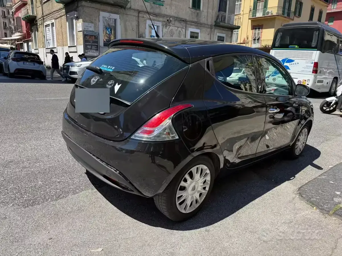 Usata Lancia Ypsilon 69 CV (50 kW) 2014 Nero Utilitaria
