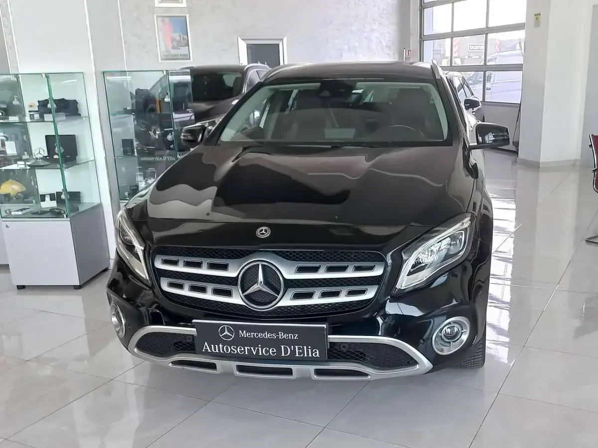 Usata Mercedes GLA180 109 CV (80 kW) 2018 Nero osiidiana SUV