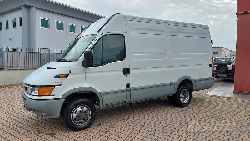 Usata Iveco Daily 106 CV (77 kW) 2001 Bianco Berlina