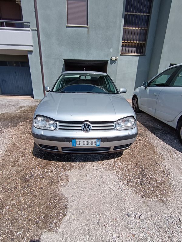 Grigio Usata 2002 VW Golf IV Comfortline Tre volumi | 1600 € (Buon prezzo) - Immagine 1/4