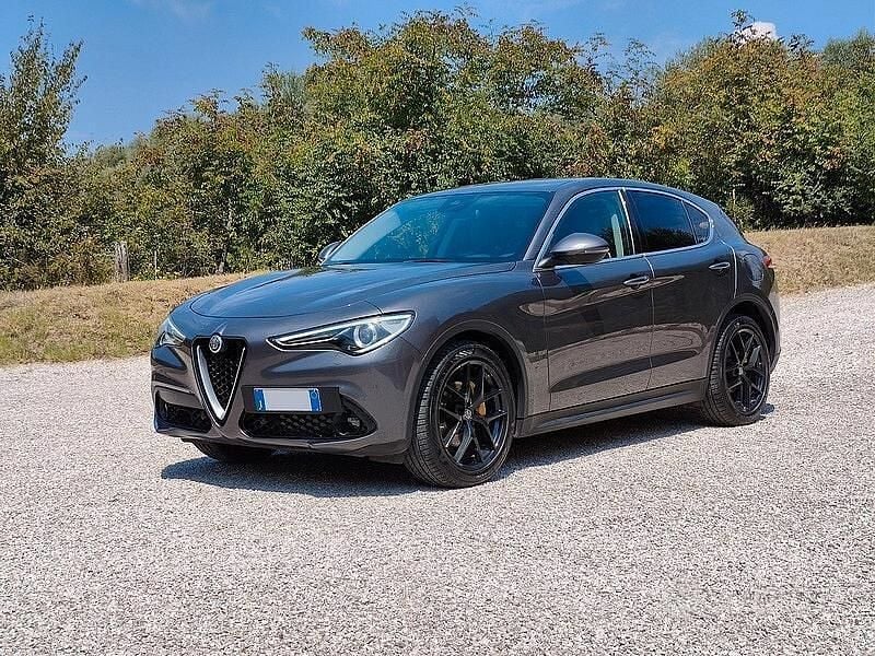 Usata Alfa Romeo Stelvio Executive 150 CV (110 kW) 2017 Grigio SUV
