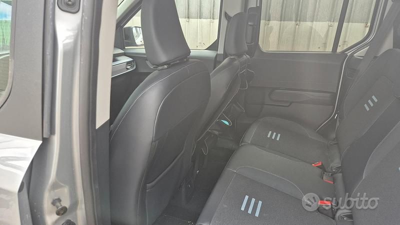 Begagnad Ford Tourneo Active 125 HK (91 kW) 2025 Grå Sedan