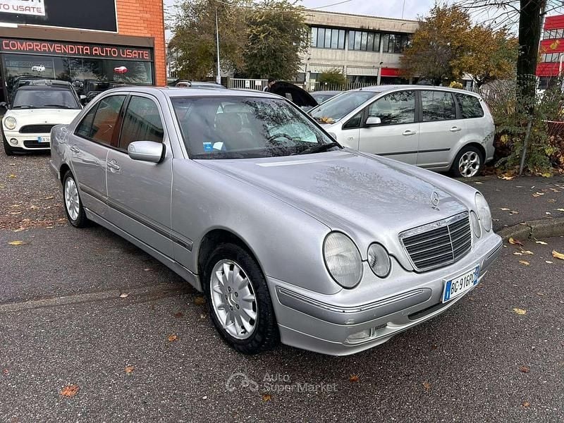 Usata Mercedes E200 Elegance 186 CV (136 kW) 2000 Grigio Berlina