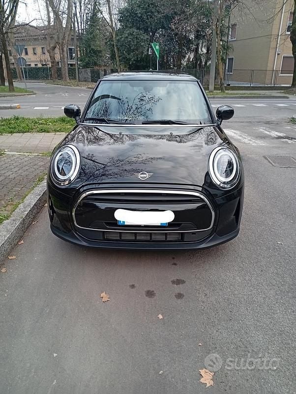 Begagnad Mini Cooper 75 HK (55 kW) 2022 Svart Halvkombi
