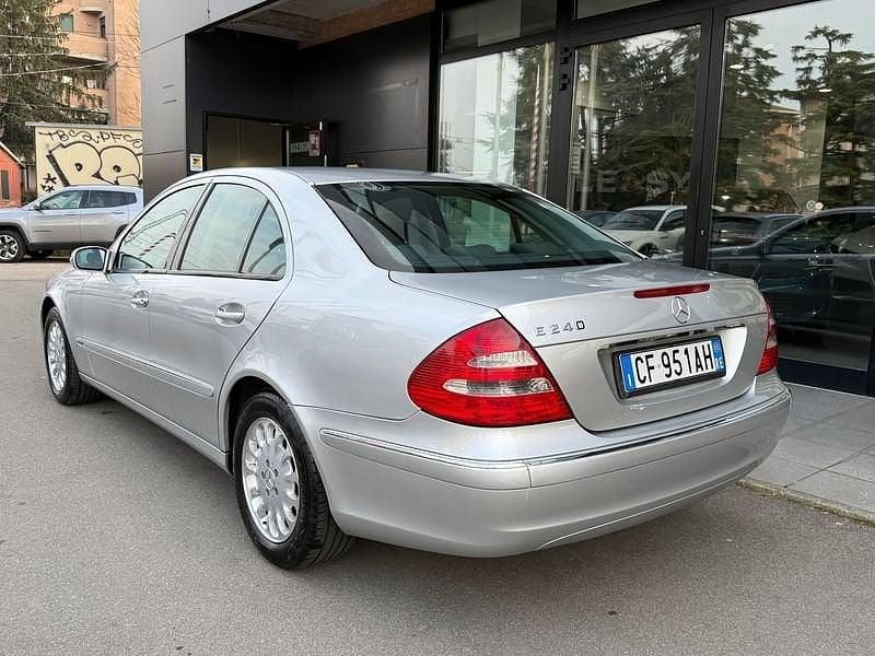 Usata Mercedes E240 Avantgarde 177 CV (130 kW) 2003 Grigio Berlina