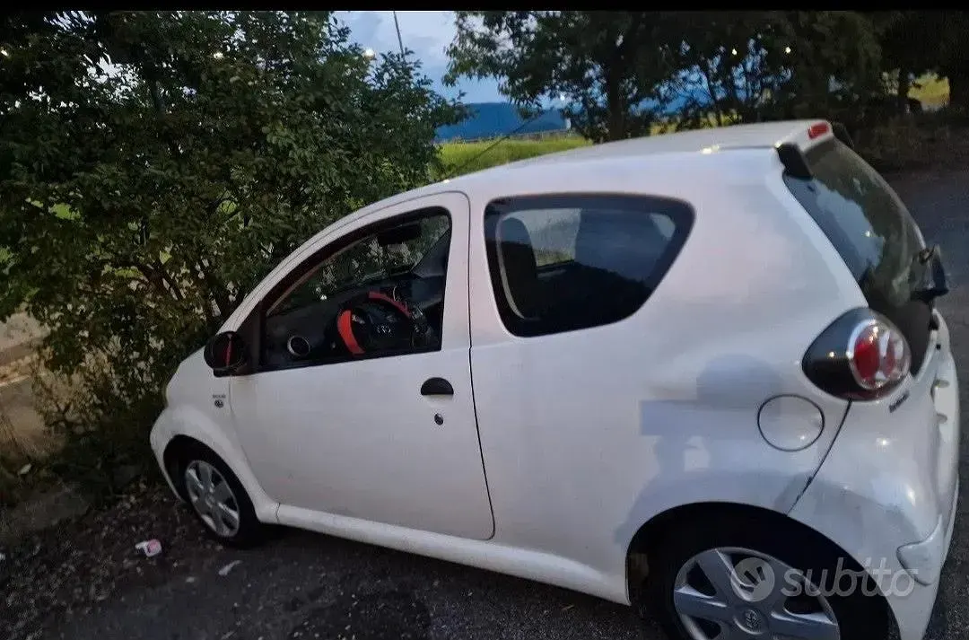 Usata Toyota Aygo 68 CV (50 kW) 2011 Bianco Utilitaria