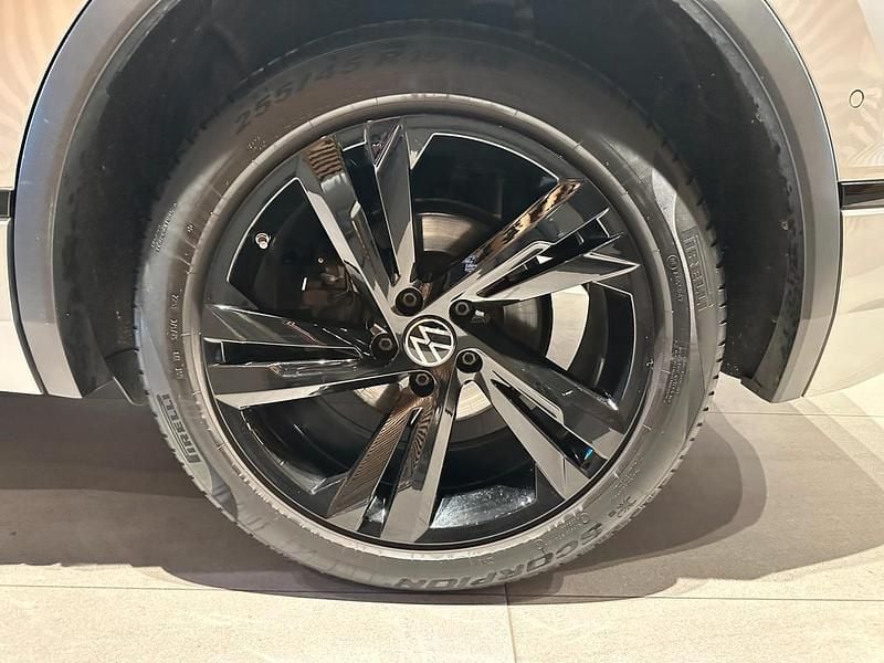 Usata VW Tiguan R-line 150 CV (110 kW) 2023 Argento SUV