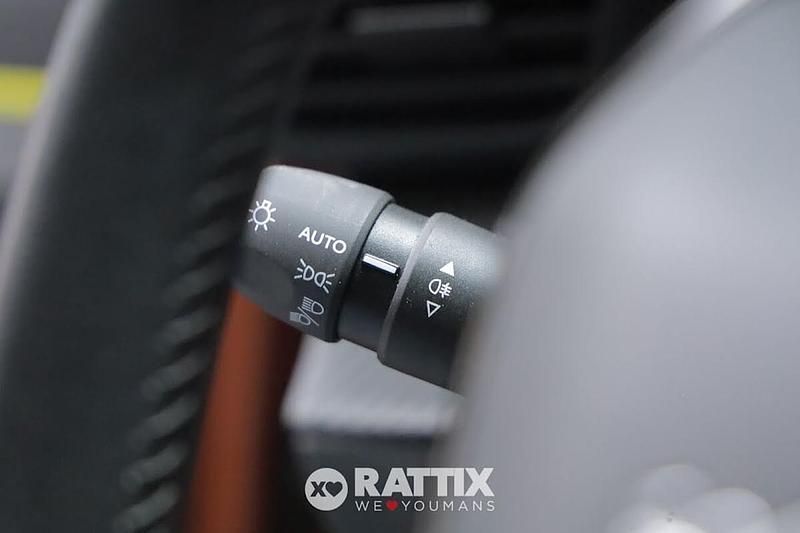 Usata Peugeot 2008 Allure 101 CV (74 kW) 2023 Orange fusion SUV