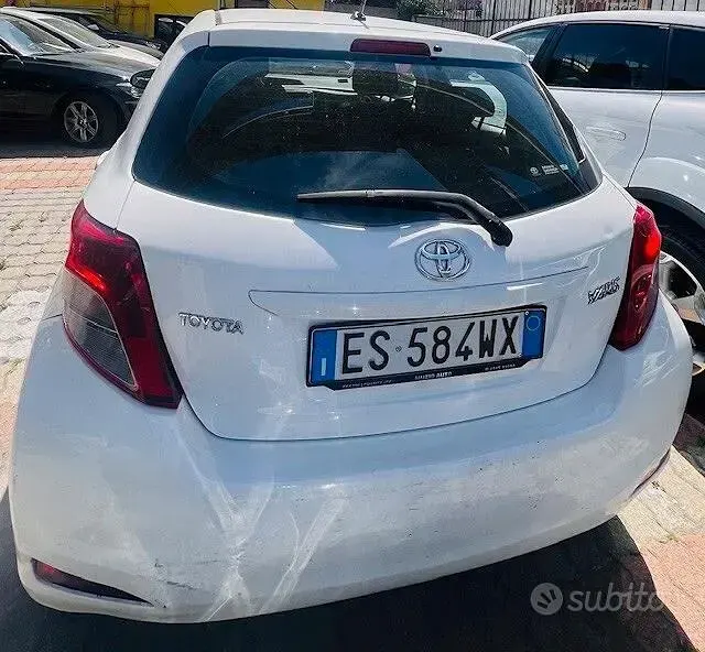 Usata Toyota Yaris Lounge 69 CV (50 kW) 2013 Bianco Utilitaria